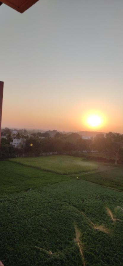 Apartamento Untrained & Unplanned Jabalpur Exterior foto